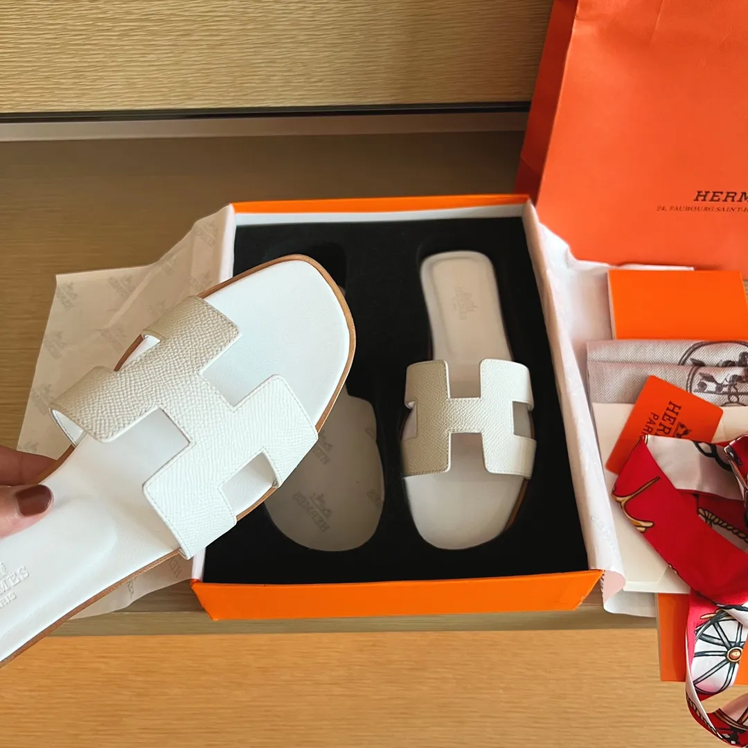 👟👟Ex-factory price 480👟👟 Women's Shoe Factory [Palmprint All-Inclusive Midsole] (Hermès) Upgraded packaging, upgraded version and workmanship materials. Hermes®🔴The highest version of handmade shoes on the market ✨✨ Top product Hermès slippers🐎 —————————— 2022 early spring new model is the same as the original version, handmade by masters! ❥High-end customization, exclusive products, the highest version in the industry⚠❥Using: Hermers upper: Italian imported cowhide + original custom-grade Australian sheepskin feet + genuine leather outsole (pursuing top walking comfort) ✨~~〰〰〰〰❥ Packaging: ✔🚦Pay attention to the exclusive top-level exclusive packaging 〰The original top quality is on sale━━━━Hermes━━━━━ size: 35-40 (34.41.42 custom-made, non-refundable)